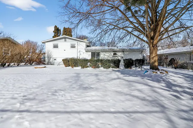 $359,000 | 522 Apache Lane, Carol Stream, IL 60188