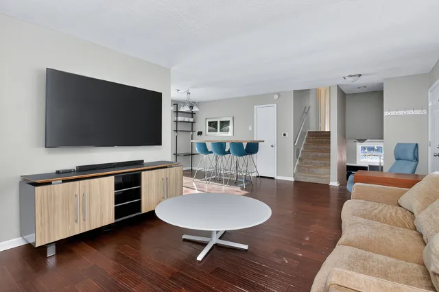 $359,000 | 522 Apache Lane, Carol Stream, IL 60188