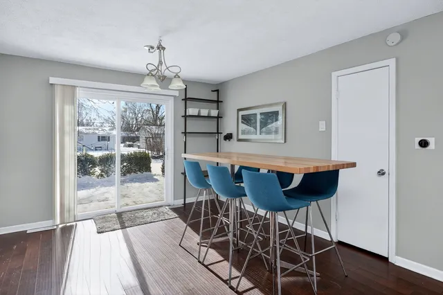 $359,000 | 522 Apache Lane, Carol Stream, IL 60188