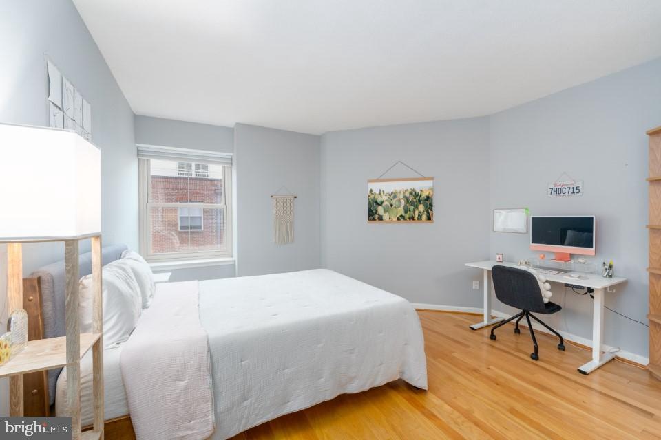 960 Fell Street, Unit 603 Baltimore, MD 21231 - Photo 9 of 24 a bedroom with a workspace