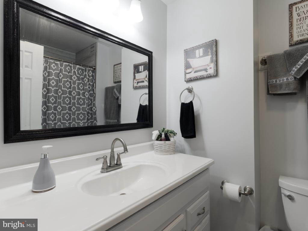 6008 Burnt Oak Road Baltimore, MD 21228 - Photo 12 of 30 Bath