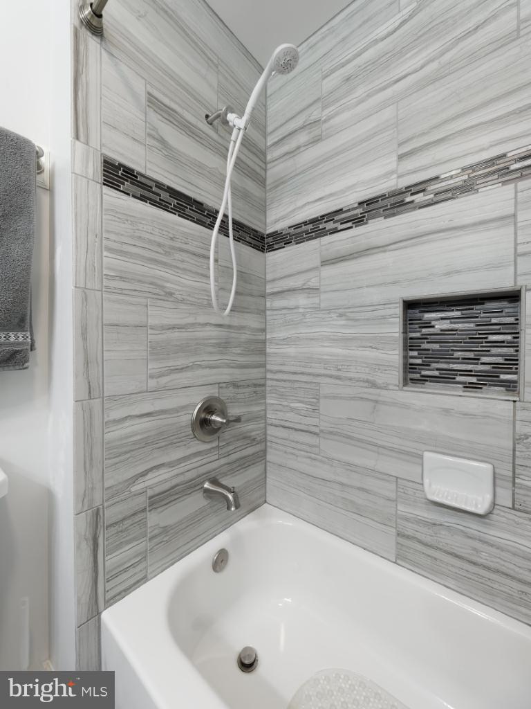 6008 Burnt Oak Road Baltimore, MD 21228 - Photo 13 of 30 Bath