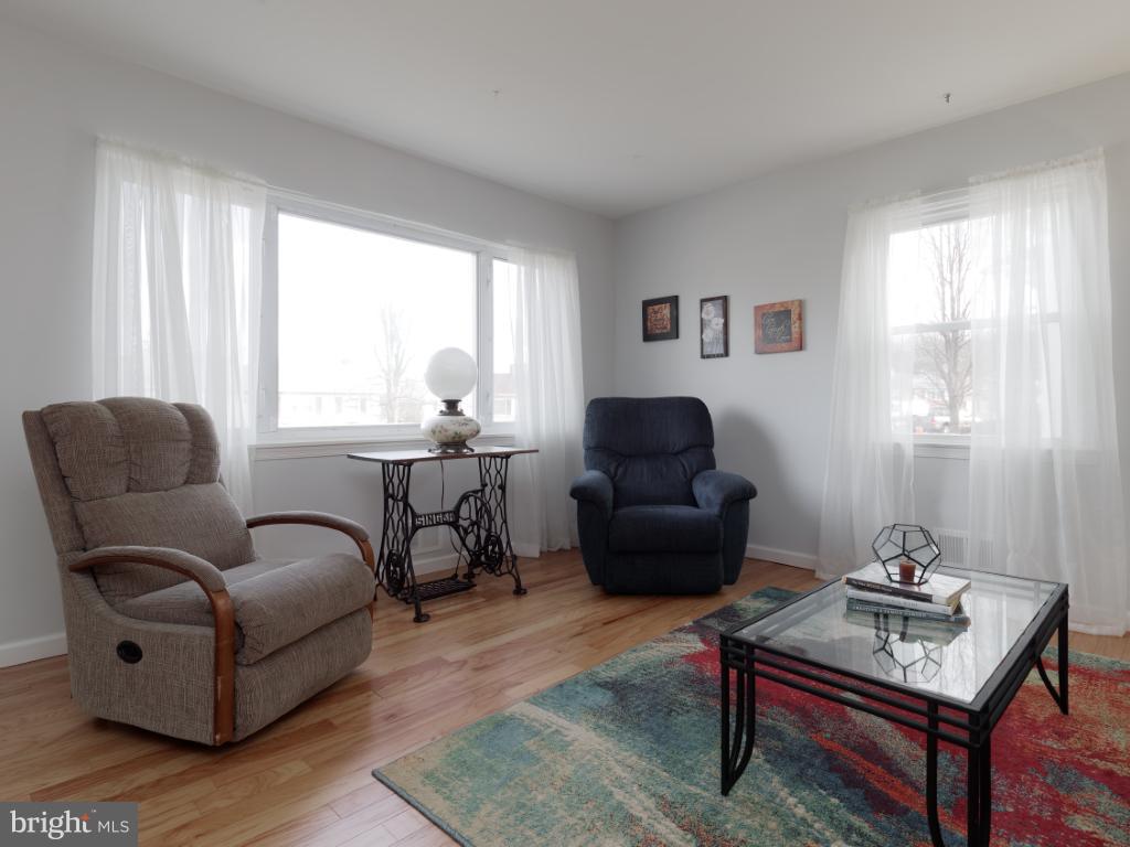 6008 Burnt Oak Road Baltimore, MD 21228 - Photo 3 of 30 Living Room