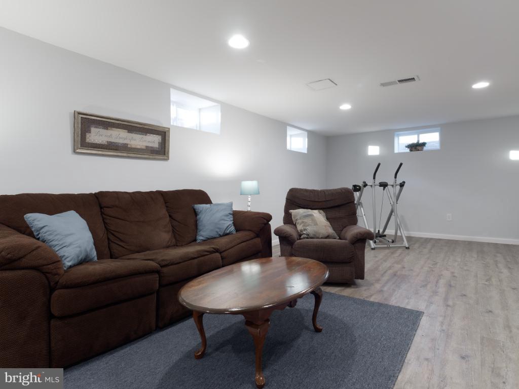 6008 Burnt Oak Road Baltimore, MD 21228 - Photo 25 of 30 Family Room