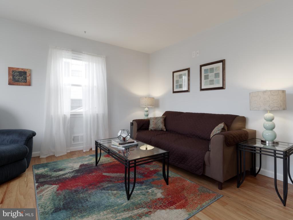 6008 Burnt Oak Road Baltimore, MD 21228 - Photo 4 of 30 Living Room