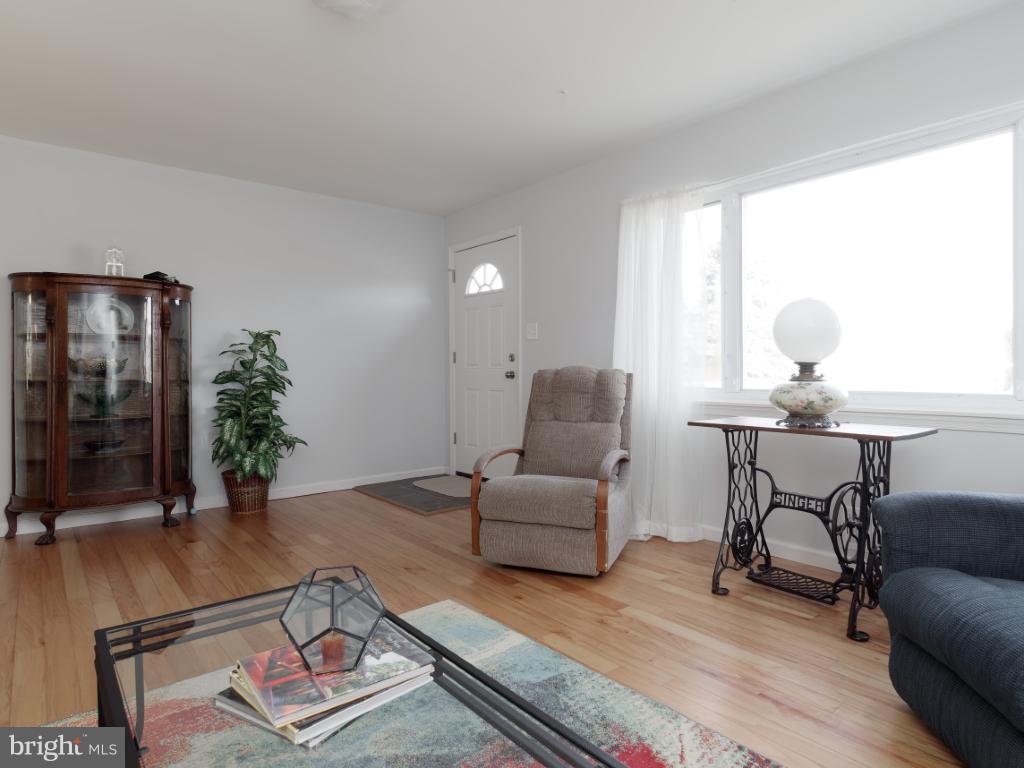 6008 Burnt Oak Road Baltimore, MD 21228 - Photo 5 of 30 Living Room