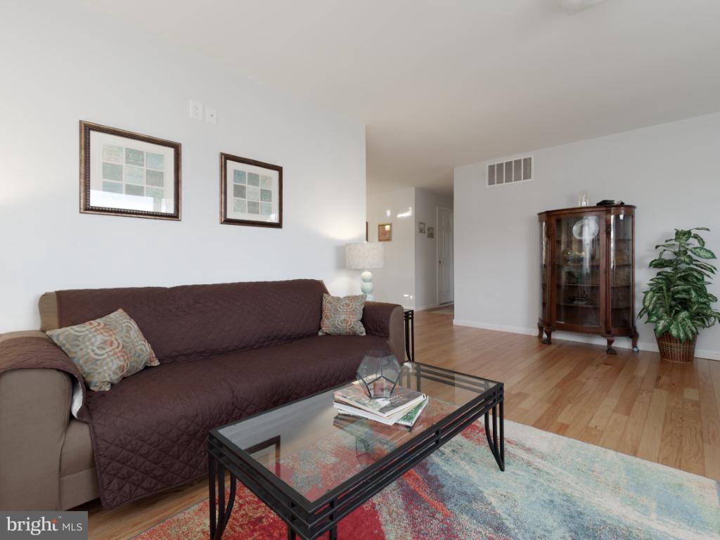 6008 Burnt Oak Road Baltimore, MD 21228 - Photo 6 of 30 Living Room