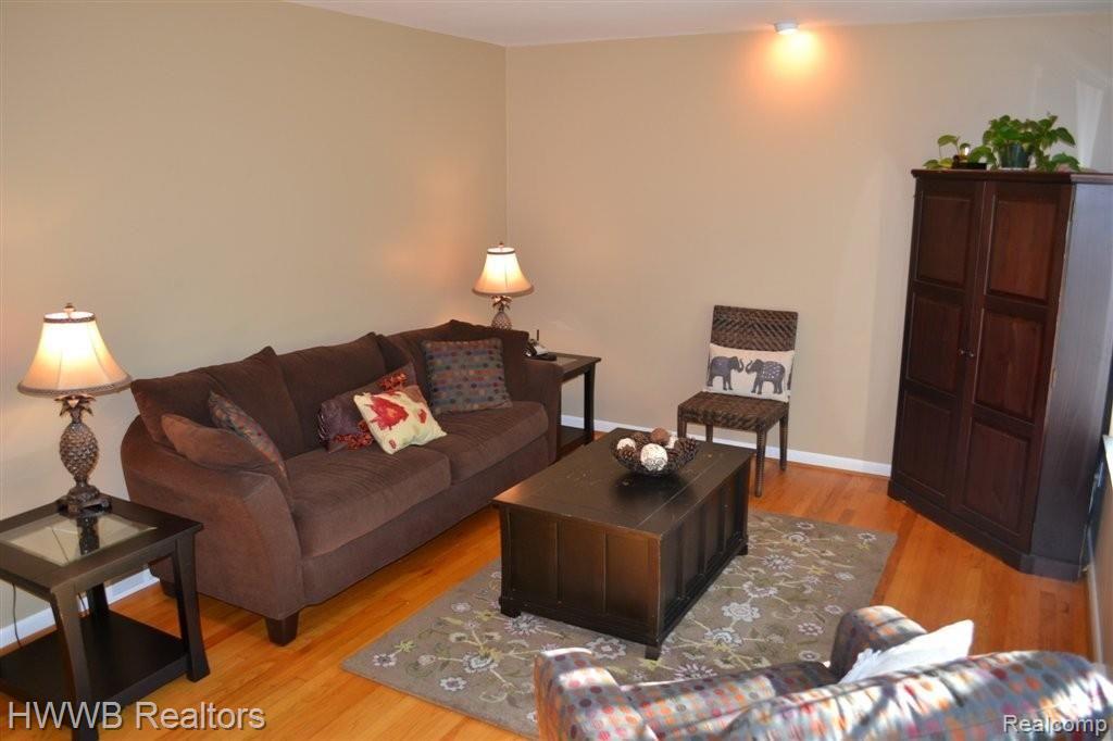 2318 Arizona Court Rochester, MI 48309 - Photo 6 of 33 Living Room