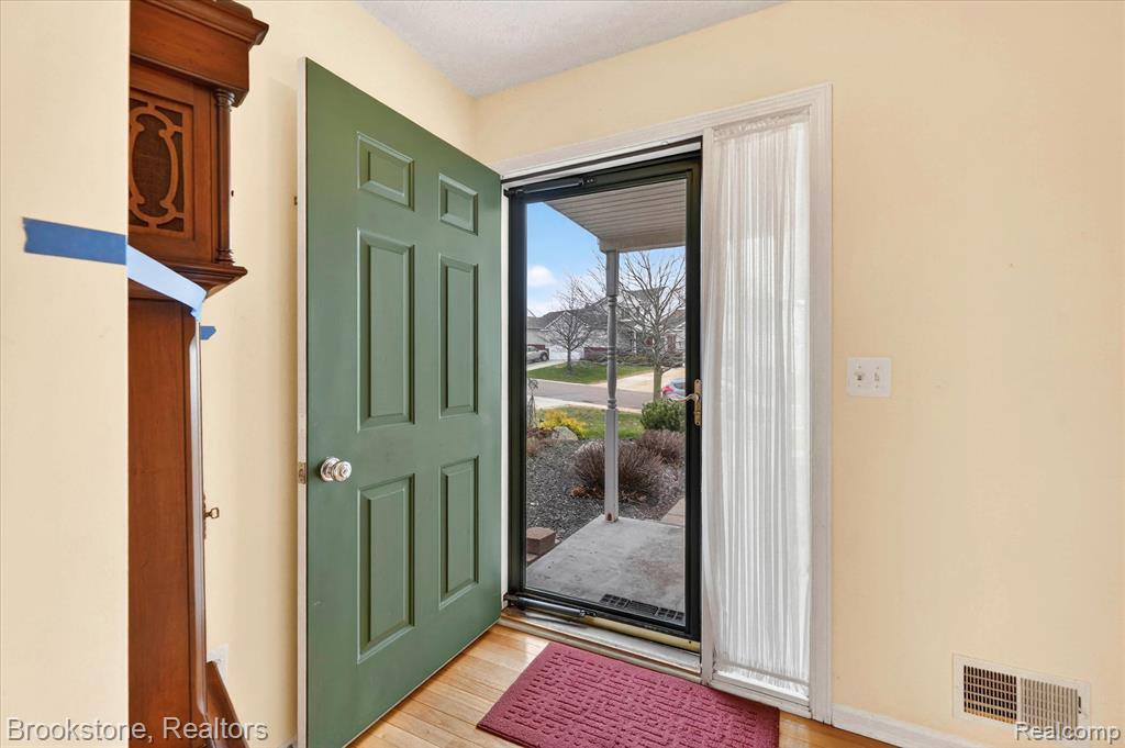 986 Spirea, Unit 44 Howell, MI 48843 - Photo 6 of 49