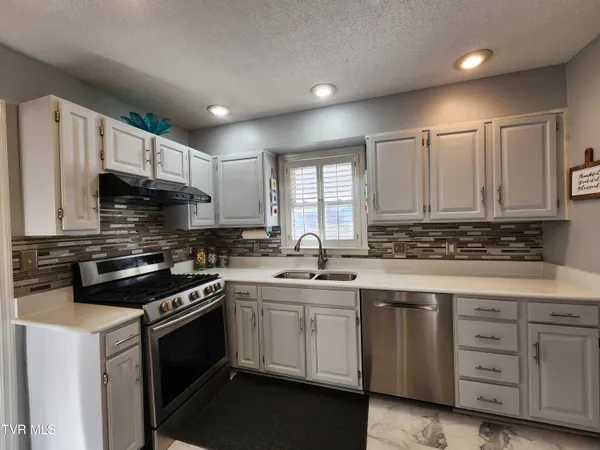 $359,000 | 15512 Woodstone Circle, Bristol, VA 24202