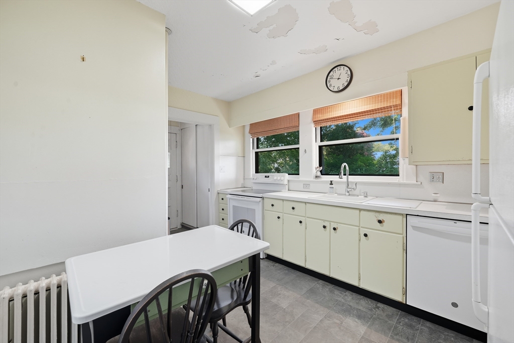 31 Wellesley Road Holyoke, MA 01040 - Photo 13 of 36