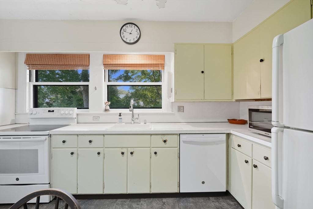 31 Wellesley Road Holyoke, MA 01040 - Photo 14 of 36