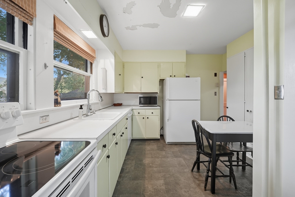 31 Wellesley Road Holyoke, MA 01040 - Photo 15 of 36