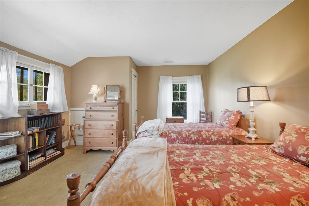 31 Wellesley Road Holyoke, MA 01040 - Photo 17 of 36