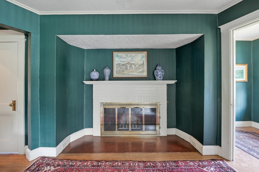 31 Wellesley Road Holyoke, MA 01040 - Photo 4 of 36