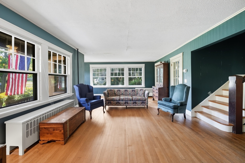 31 Wellesley Road Holyoke, MA 01040 - Photo 5 of 36