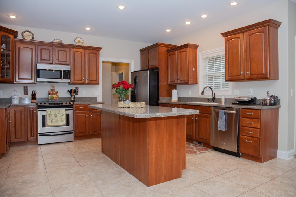 4328 Huntington Ridge Circle Newburgh, IN 47630 - Photo 12 of 34 Gallery Image 12