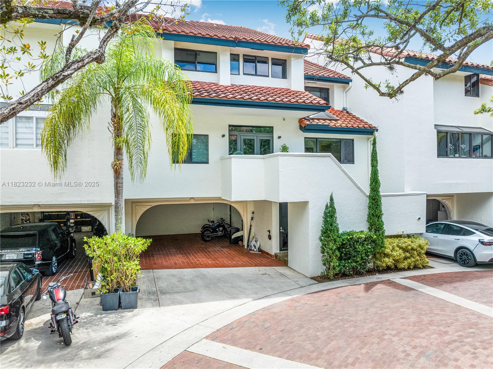 2000 South Bayshore Drive, Unit 47 Miami, FL 33133 - Photo 16 of 22 a house view with a outdoor space