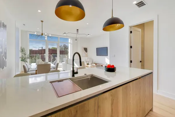 $799,000 | 5428 North Winthrop Avenue, Unit 103, Chicago, IL 60640