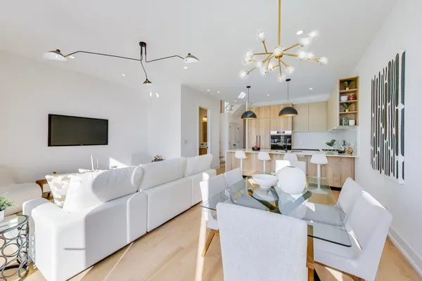 $799,000 | 5428 North Winthrop Avenue, Unit 103, Chicago, IL 60640