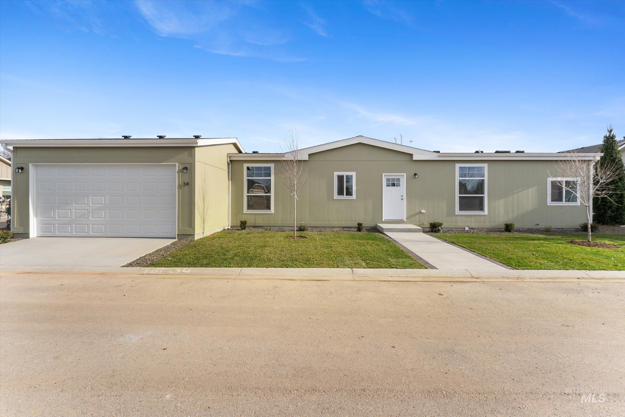 421 South Curtis Road, Unit 34 34 Boise, ID 83705 - Photo 22 of 22 Ranch-style house featuring concrete driveway, a front yard, and an attached garage