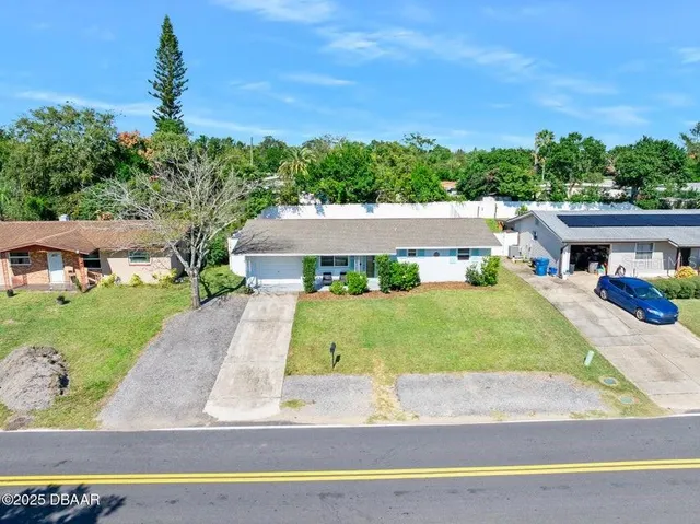 a view of a house with a yard