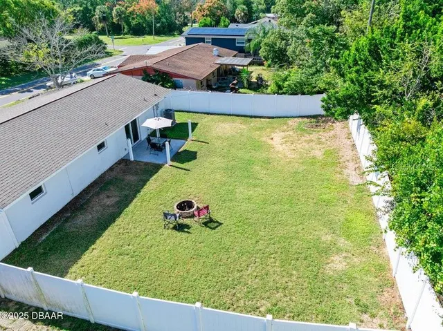 a view of yard from a balcony