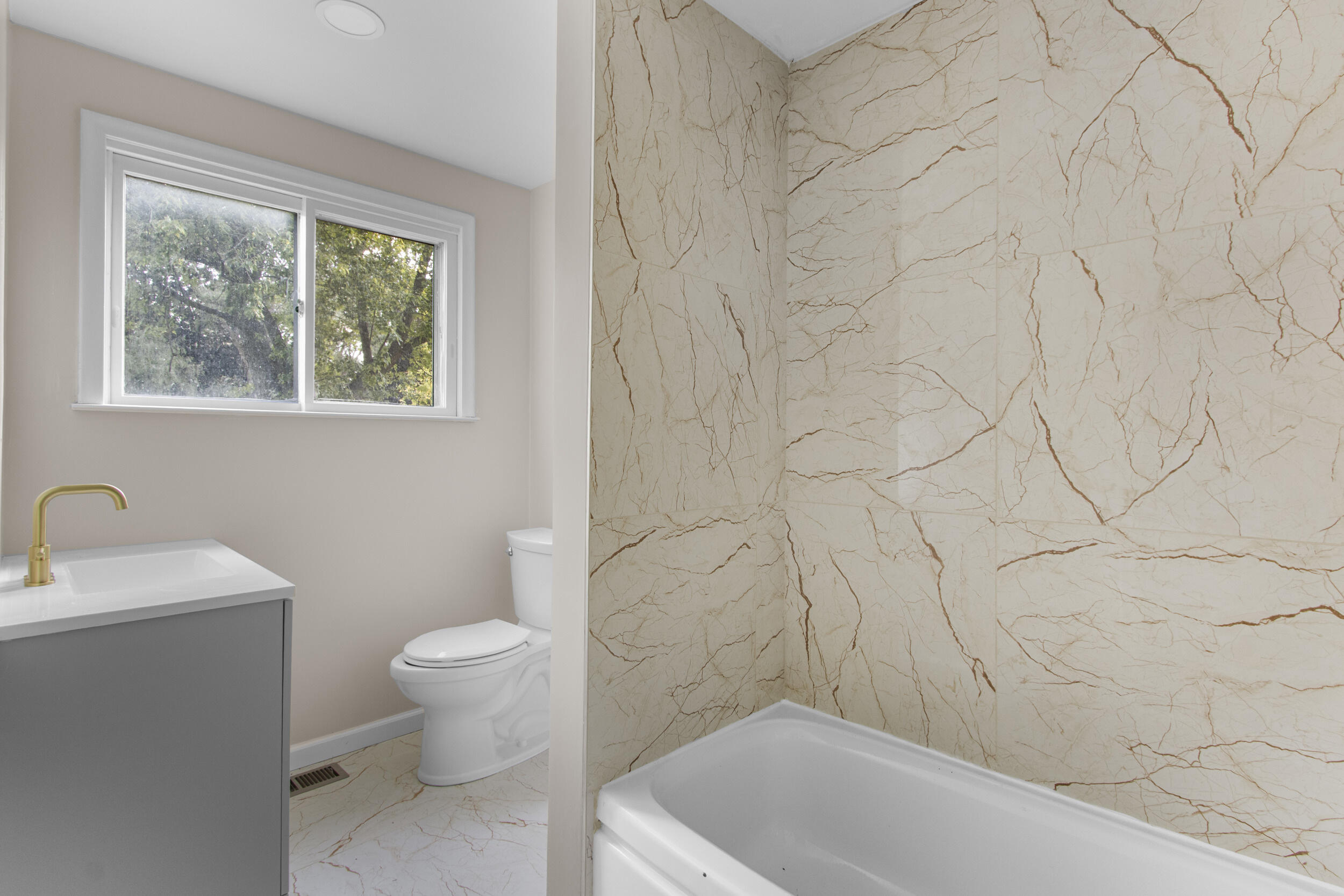 7317 Bristol Road Swartz Creek, MI 48473 - Photo 7 of 24 12__mg_1203