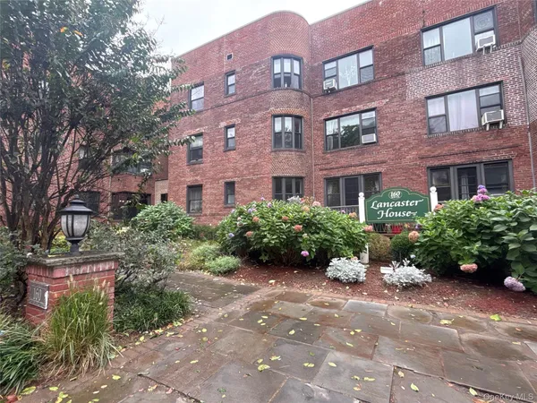 $3,375 | 160 South Middle Neck Road, Unit 3C, Great Neck, NY 11021