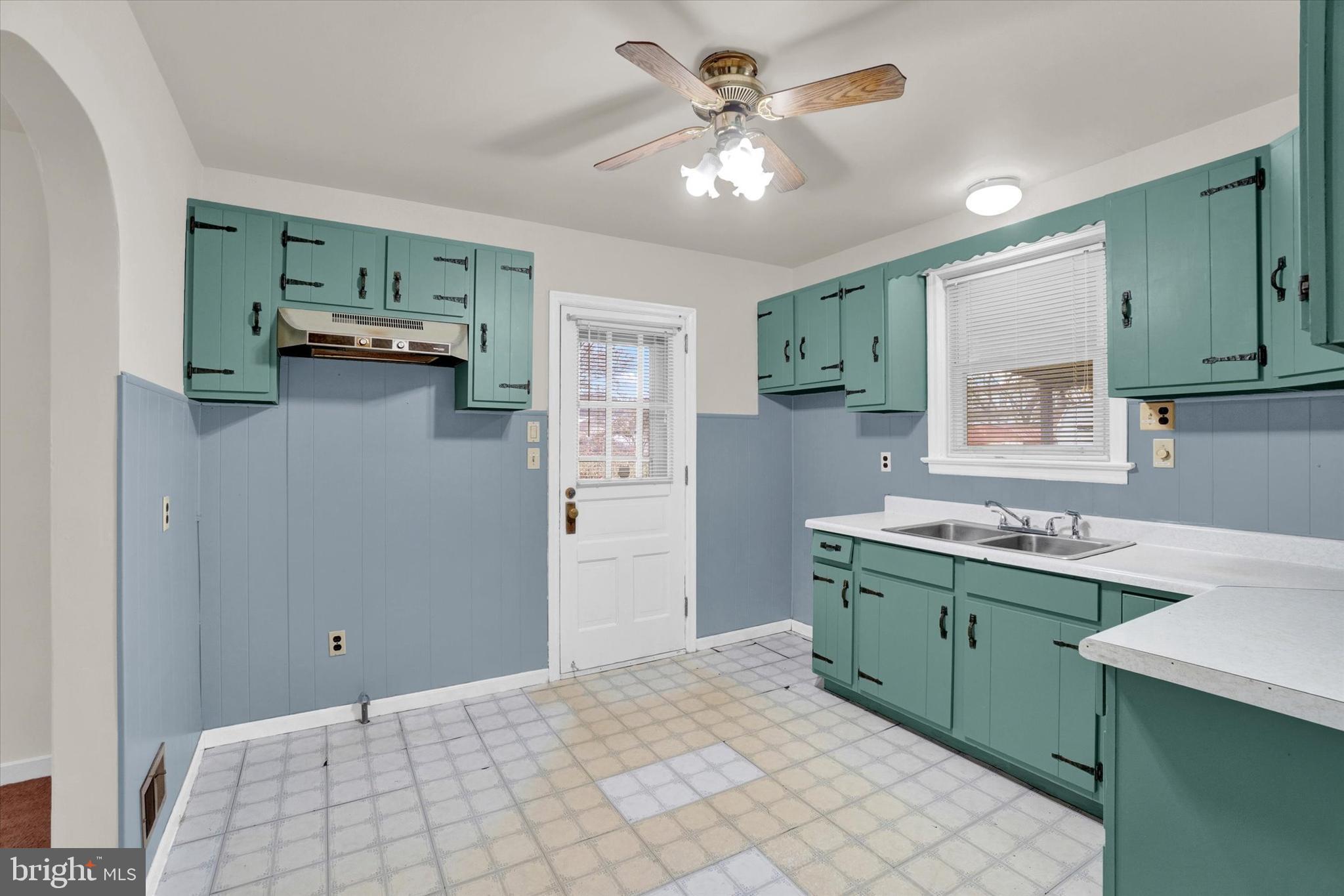 304 Edgewood Road York, PA 17402 - Photo 9 of 18 Gallery Image 9