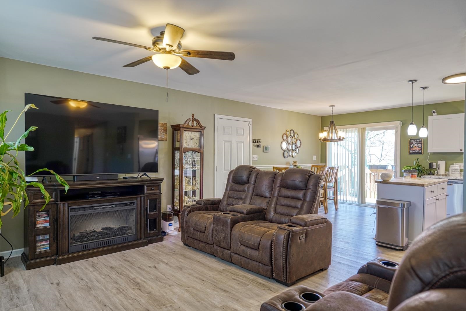 431 Gravley Road Greer, SC 29651 - Photo 3 of 23