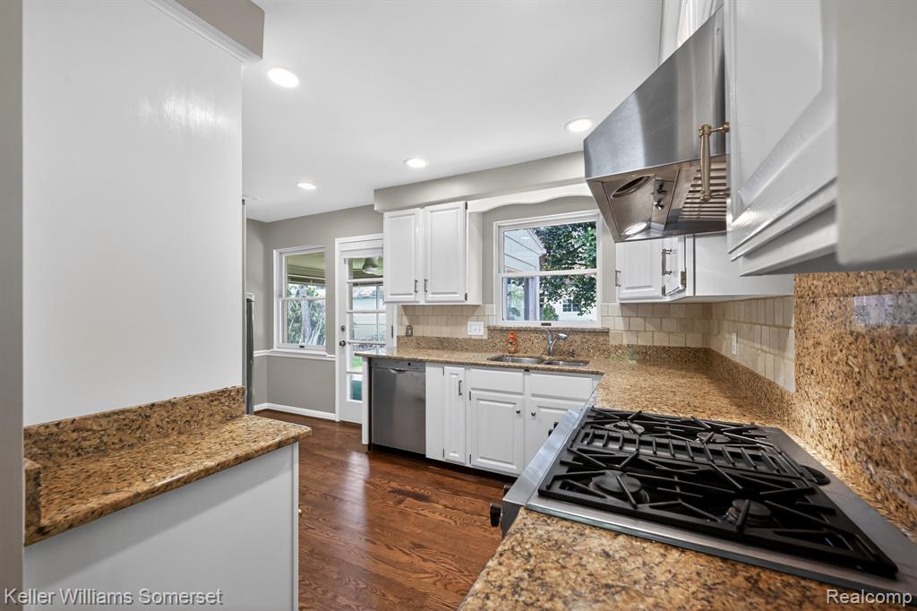 1681 Oxford Road Grosse Pointe, MI 48236 - Photo 7 of 25