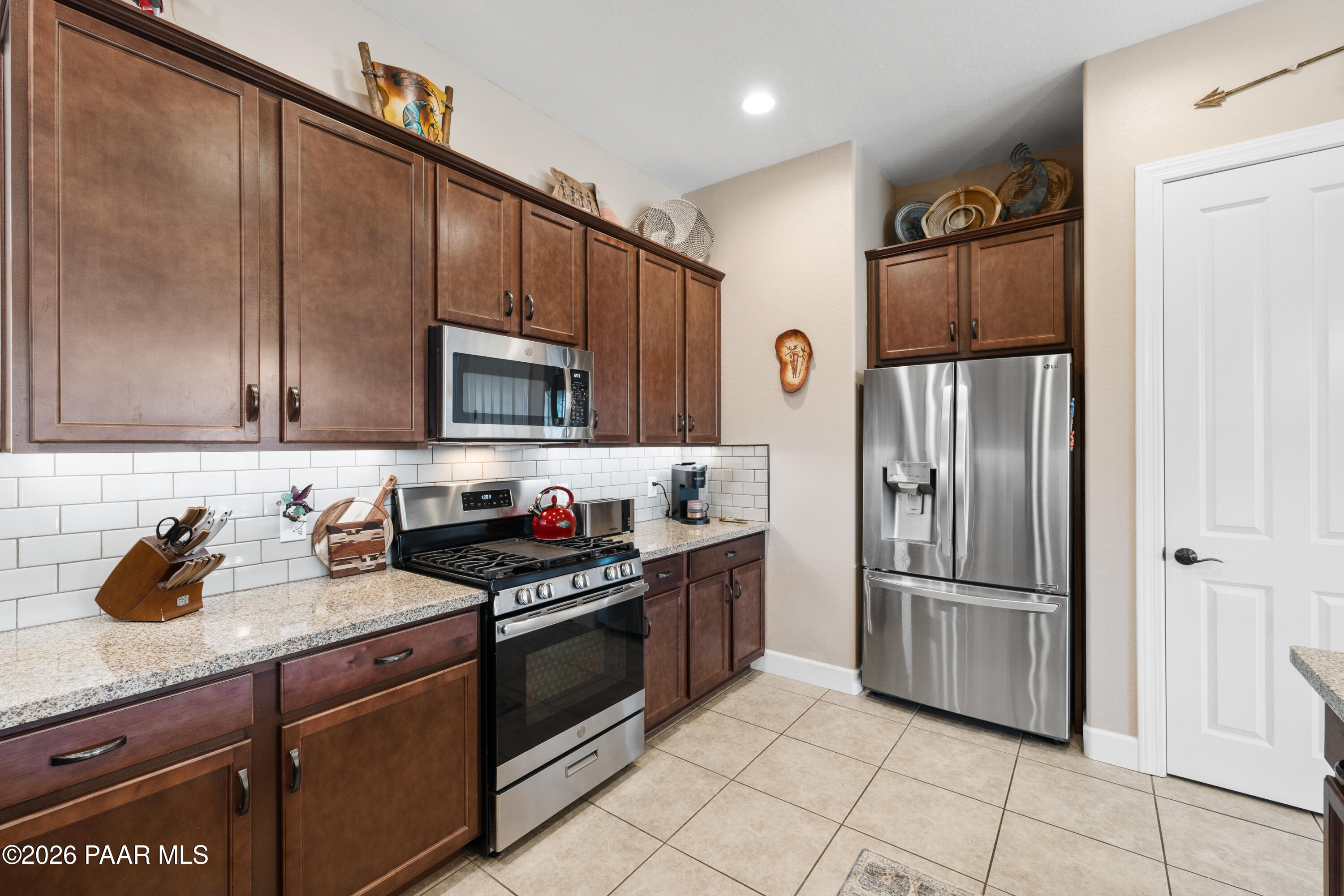 8542 North Ridge Rider Trail Prescott Valley, AZ 86315 - Photo 10 of 27 12-Kitchen (2)