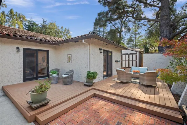 a view of a yard with a tree