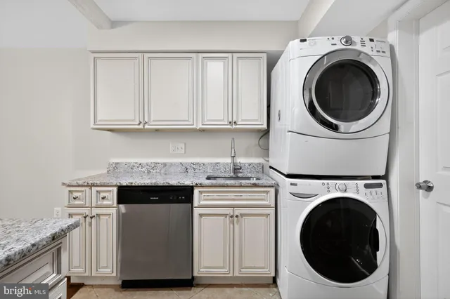 $355,000 | 1043 Margate Court, Unit 1043A, Sterling, VA 20164