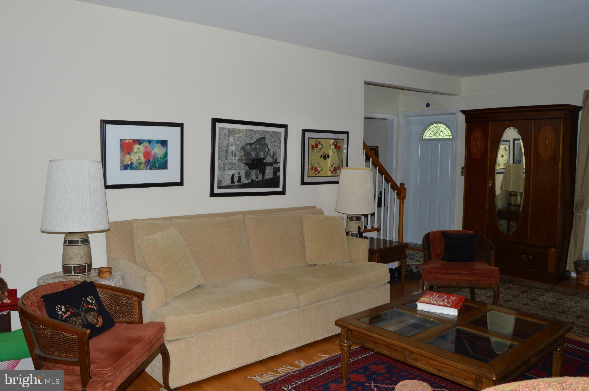 7016 York Road Baltimore, MD 21212 - Photo 2 of 11 Living Room