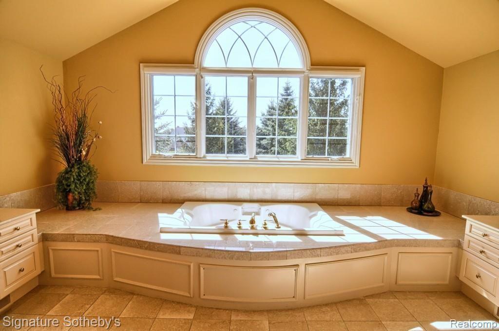 5645 Murfield Drive Rochester, MI 48306 - Photo 17 of 32 Master_Bathroom.jpg