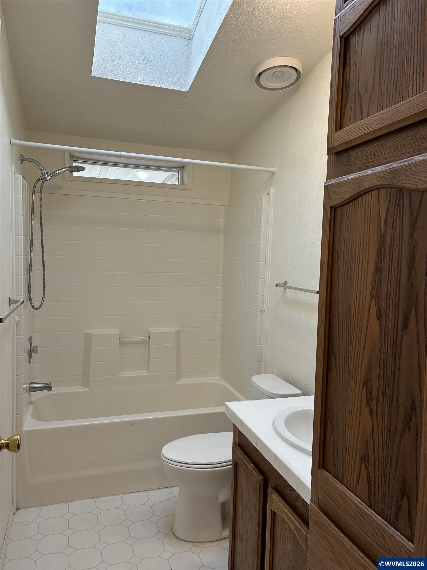 2000 Robins Lane Southeast, Unit 7 Salem, OR 97306 - Photo 19 of 39 a bathroom with a sink a toilet and shower