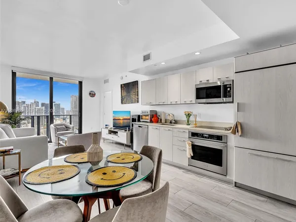 $3,400 | 45 Southwest 9th Street, Unit 3609, Miami, FL 33130