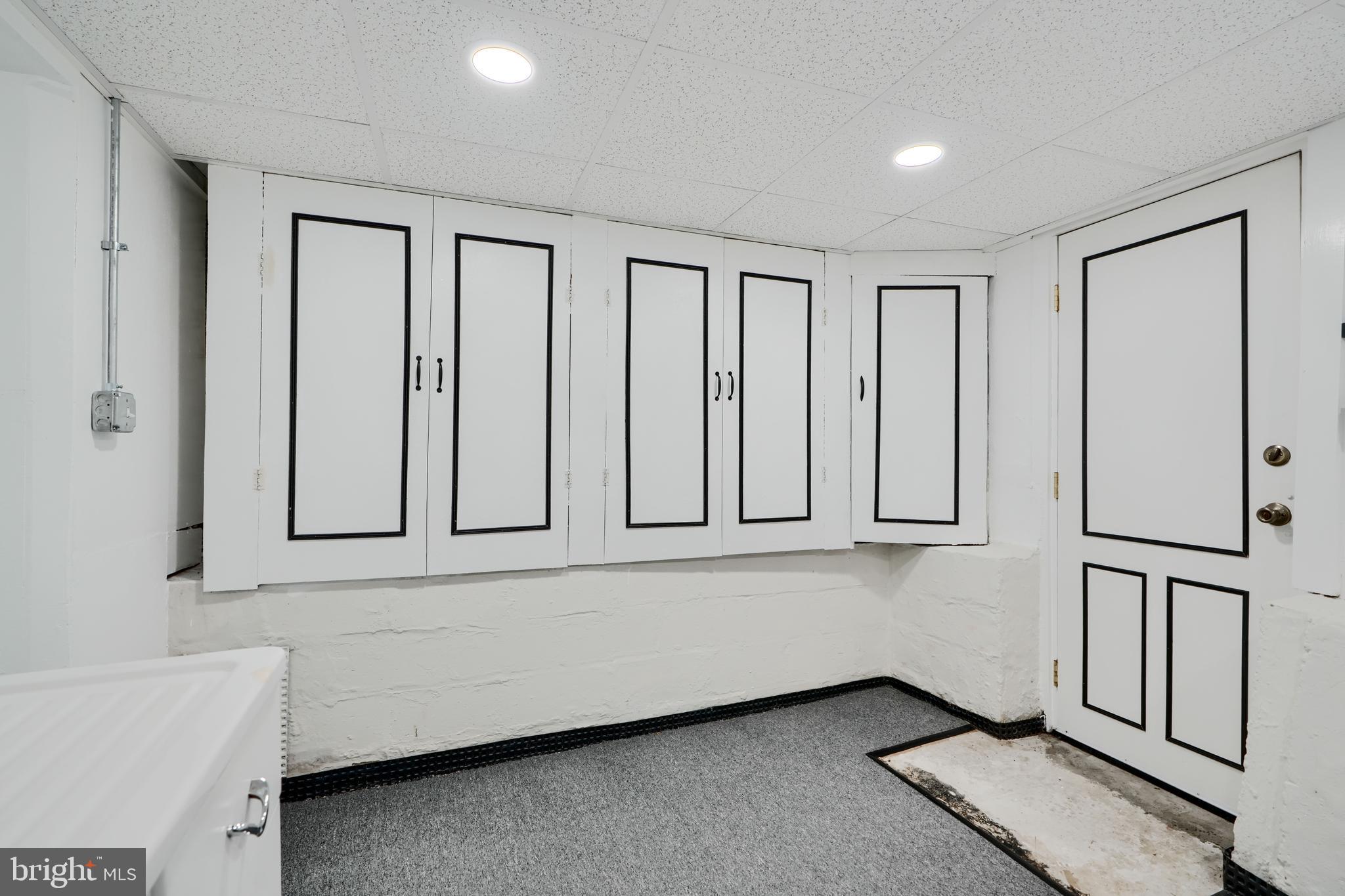 209 Middle River Road Baltimore, MD 21220 - Photo 31 of 35 an entryway with window