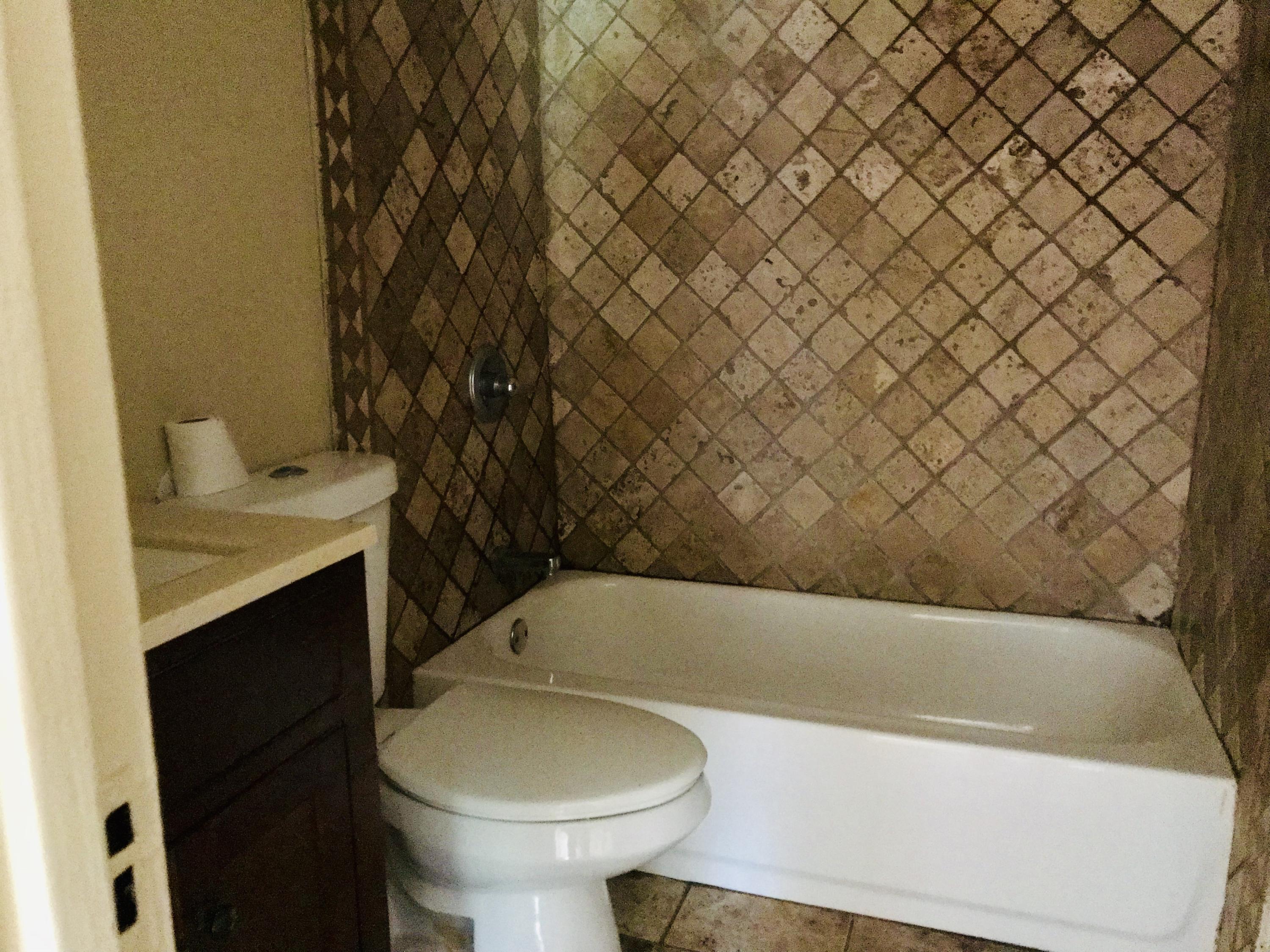 122 Newberry Circle Oak Ridge, TN 37830 - Photo 5 of 7 Tumbled stone tub surround