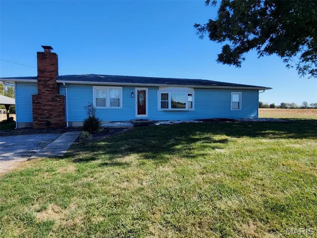 $380,000 | 17512 Boulder Road, Carlyle, IL 62231