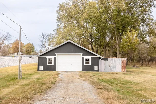 $380,000 | 17512 Boulder Road, Carlyle, IL 62231