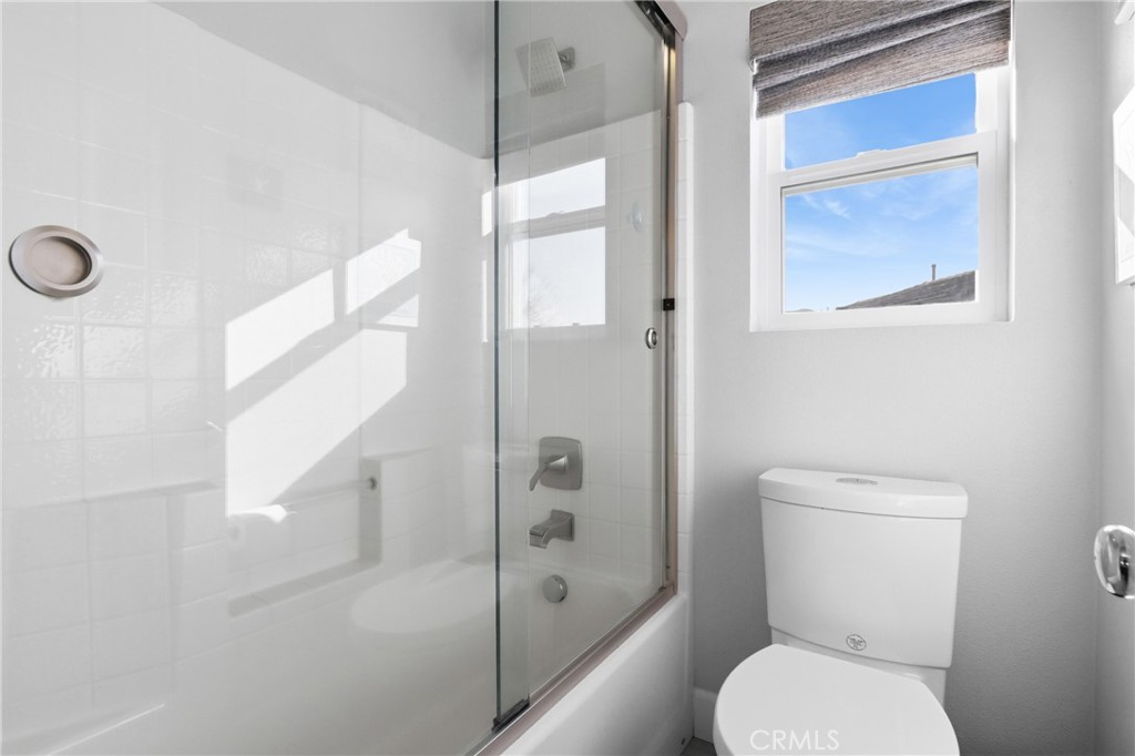 44591 Ristow Court Temecula, CA 92592 - Photo 46 of 66 Jack-n-Jill Bathroom