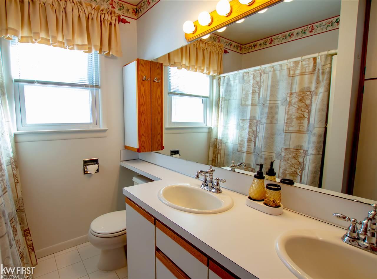 3429 South Irish Road Davison, MI 48423 - Photo 9 of 20 50033747-8.JPG