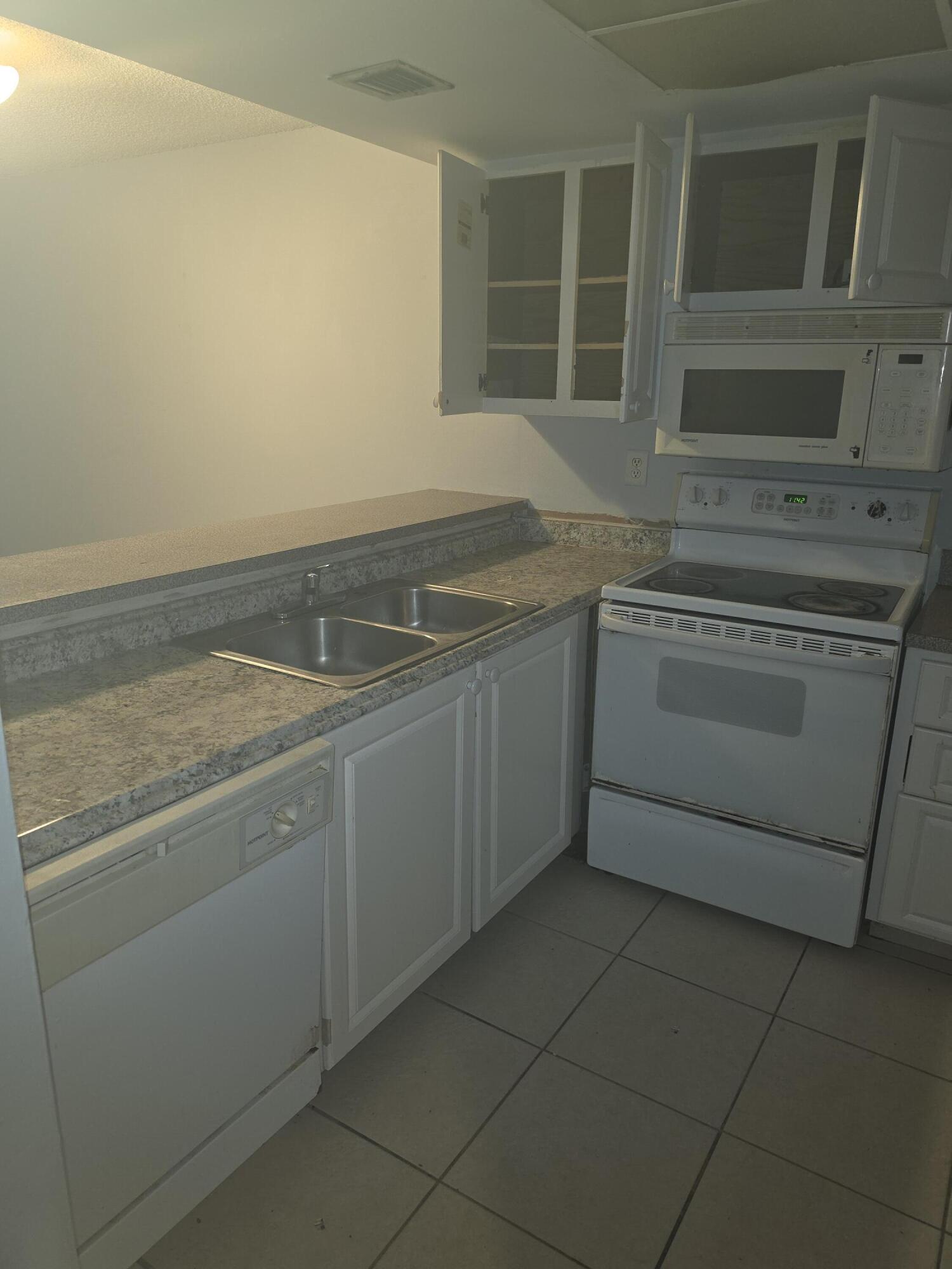 905 Southridge Road, Unit 202D Delray Beach, FL 33444 - Photo 3 of 12 IMG20260528_183109_1694759025367436014