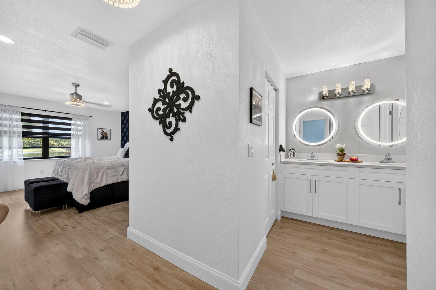 8425 Casa Del Lago, Unit H Boca Raton, FL 33433 - Photo 24 of 42 025-028-Primary Bedroom-1500x999