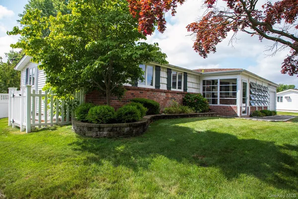 a view of a house with backyard and garden