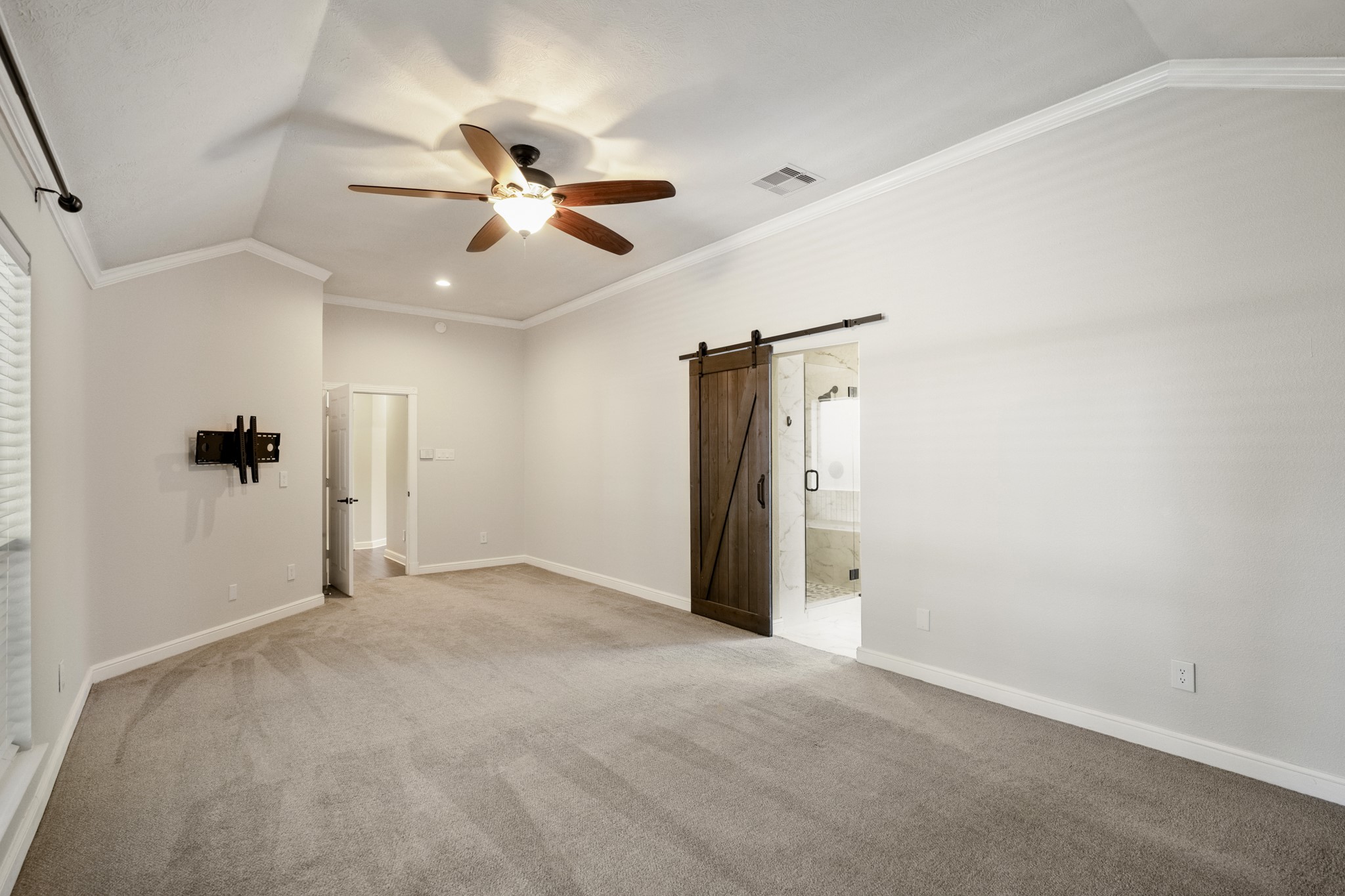 5802 Sawyer Bend Lane Spring, TX 77379 - Photo 19 of 50 an empty room with closet and a ceiling fan