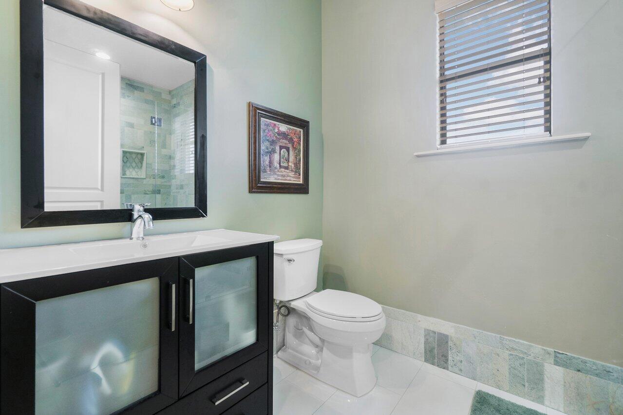 1101 Singer Drive Riviera Beach, FL 33404 - Photo 32 of 39 shared Bathroom